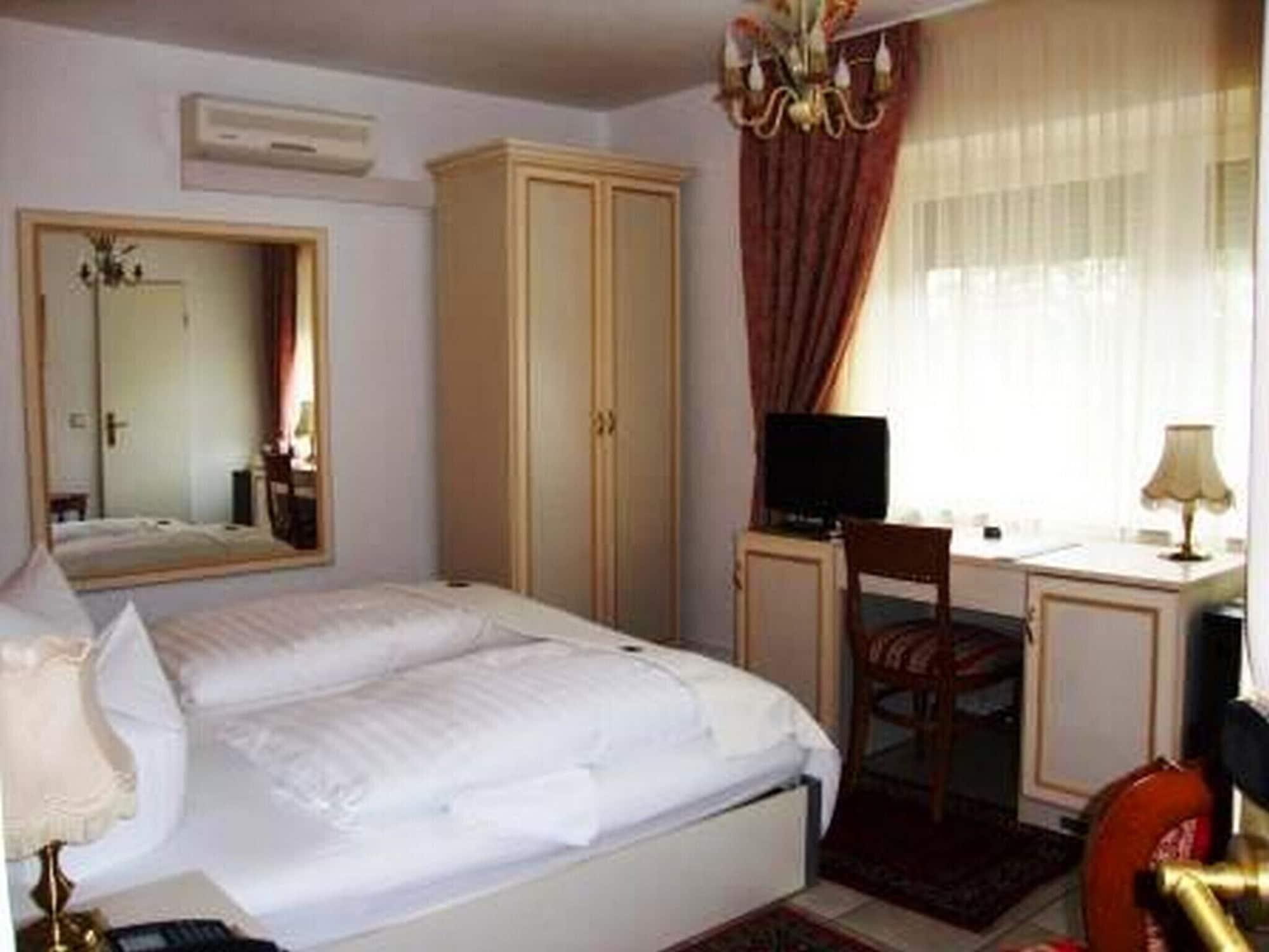 Haus Mooren, Hotel Garni Düsseldorf Esterno foto